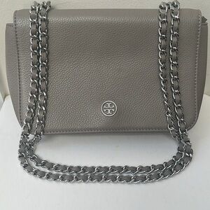 LIKE NEW Tory Burch Robinson gray chain crossbody wallet